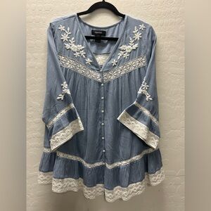 Karen Kane Dusty Blue Top/ Blouse Embroidered flowers and White Lace Insets